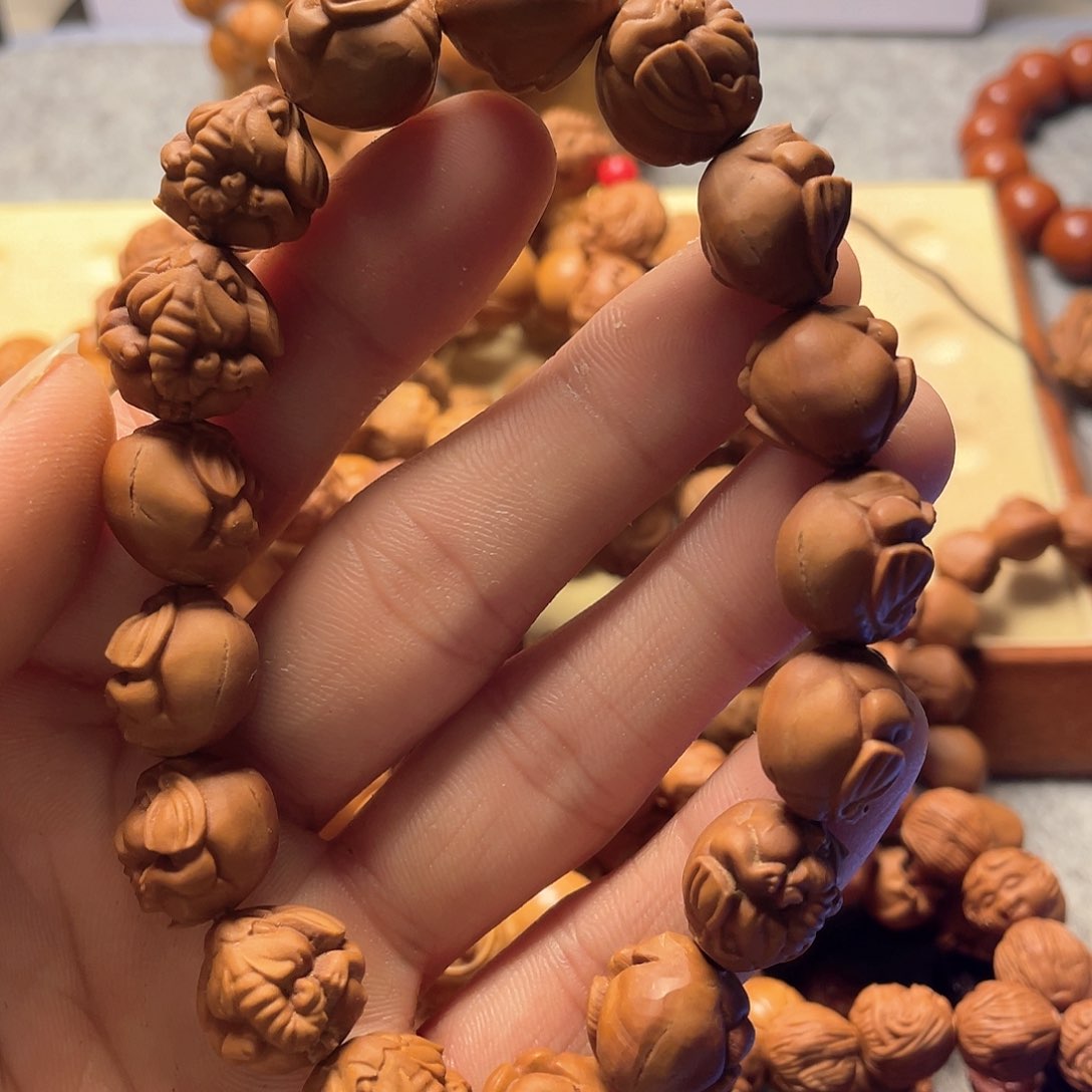 初****4龙纹桃核雕刻大象（机雕