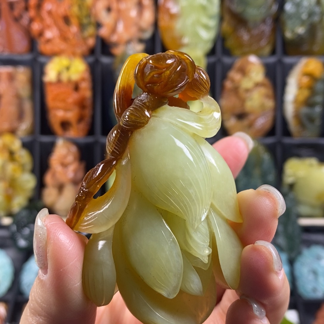 蛇纹石玉颈饰合金