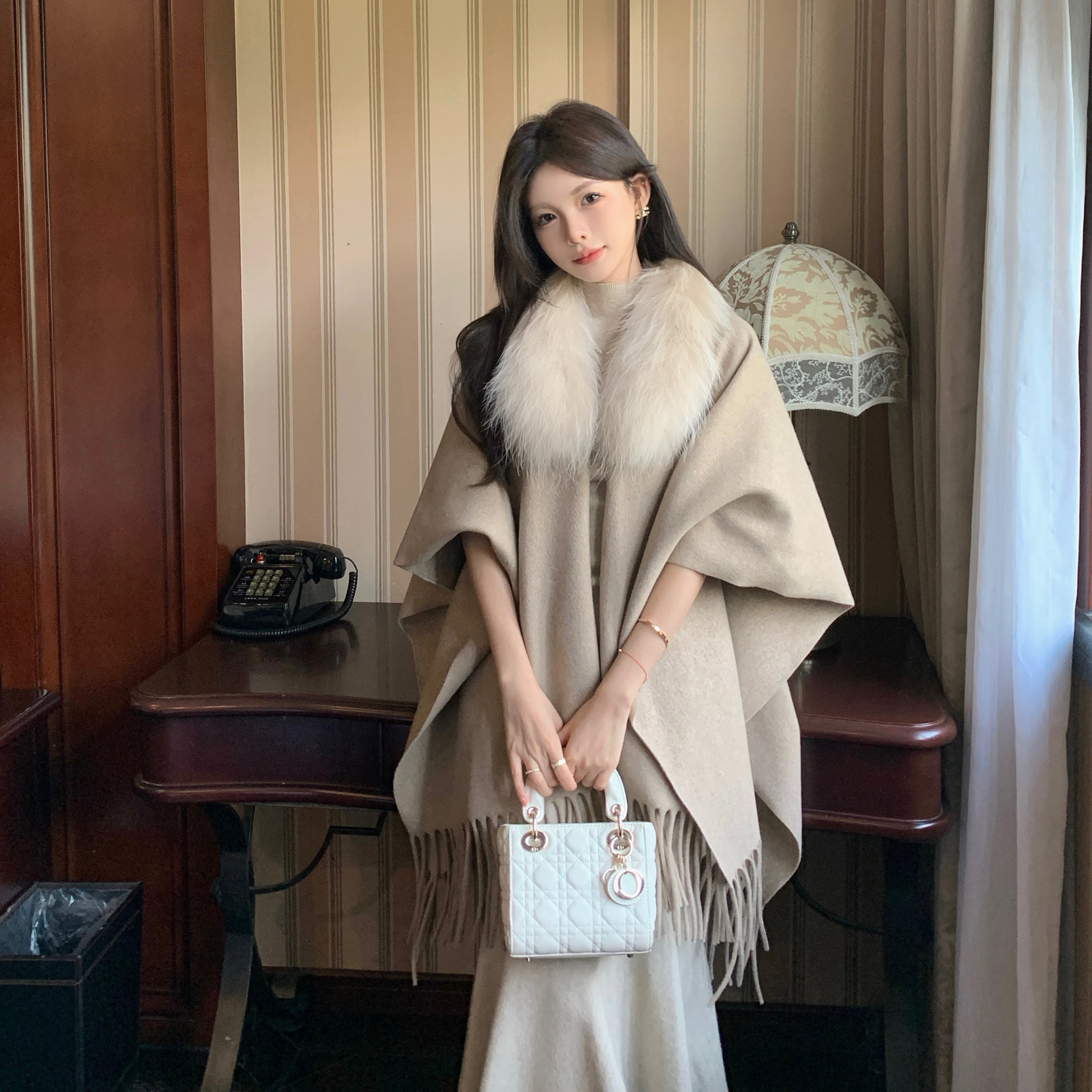 瑞秋【京圈高干女主】定染貉子毛披肩温柔米驼流苏针织衫女F*ndi