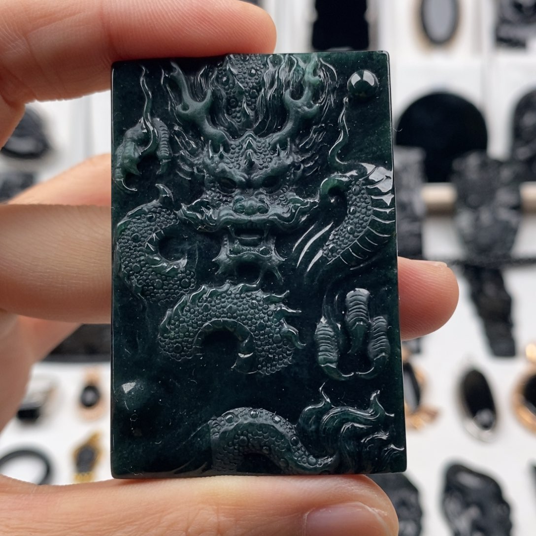 颈饰未镶嵌翡翠龙牌