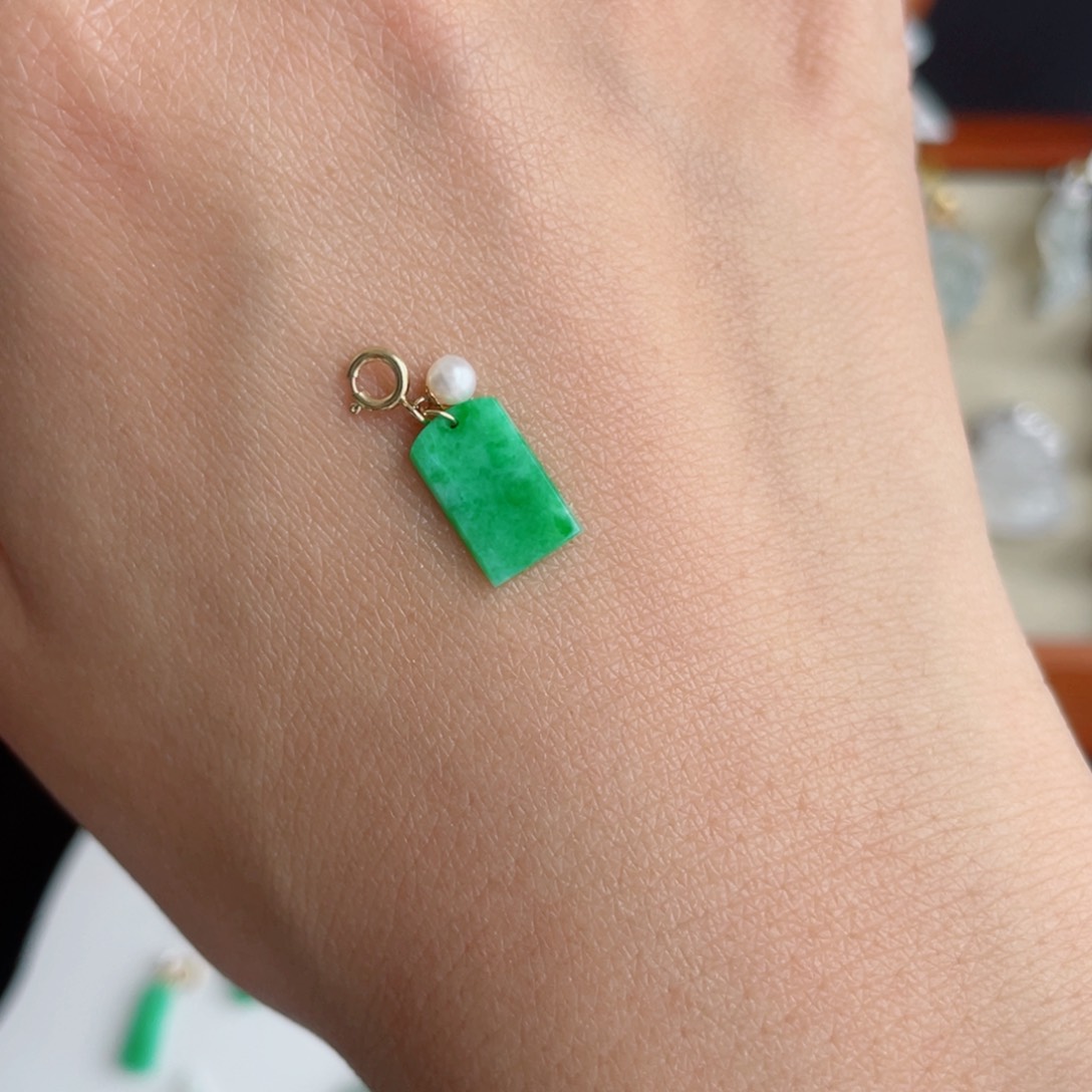 翡翠18K金镶嵌颈饰橙***?无事牌