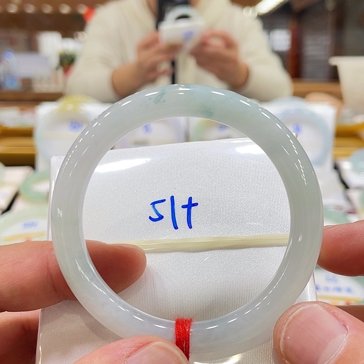 翡翠手镯未镶嵌翡翠