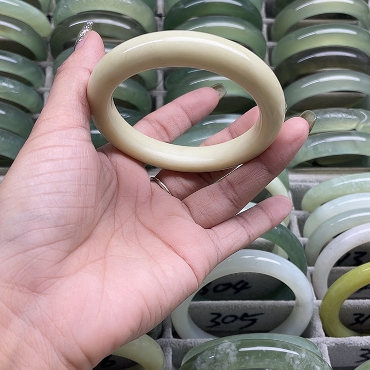 蛇纹石玉未镶嵌手镯300