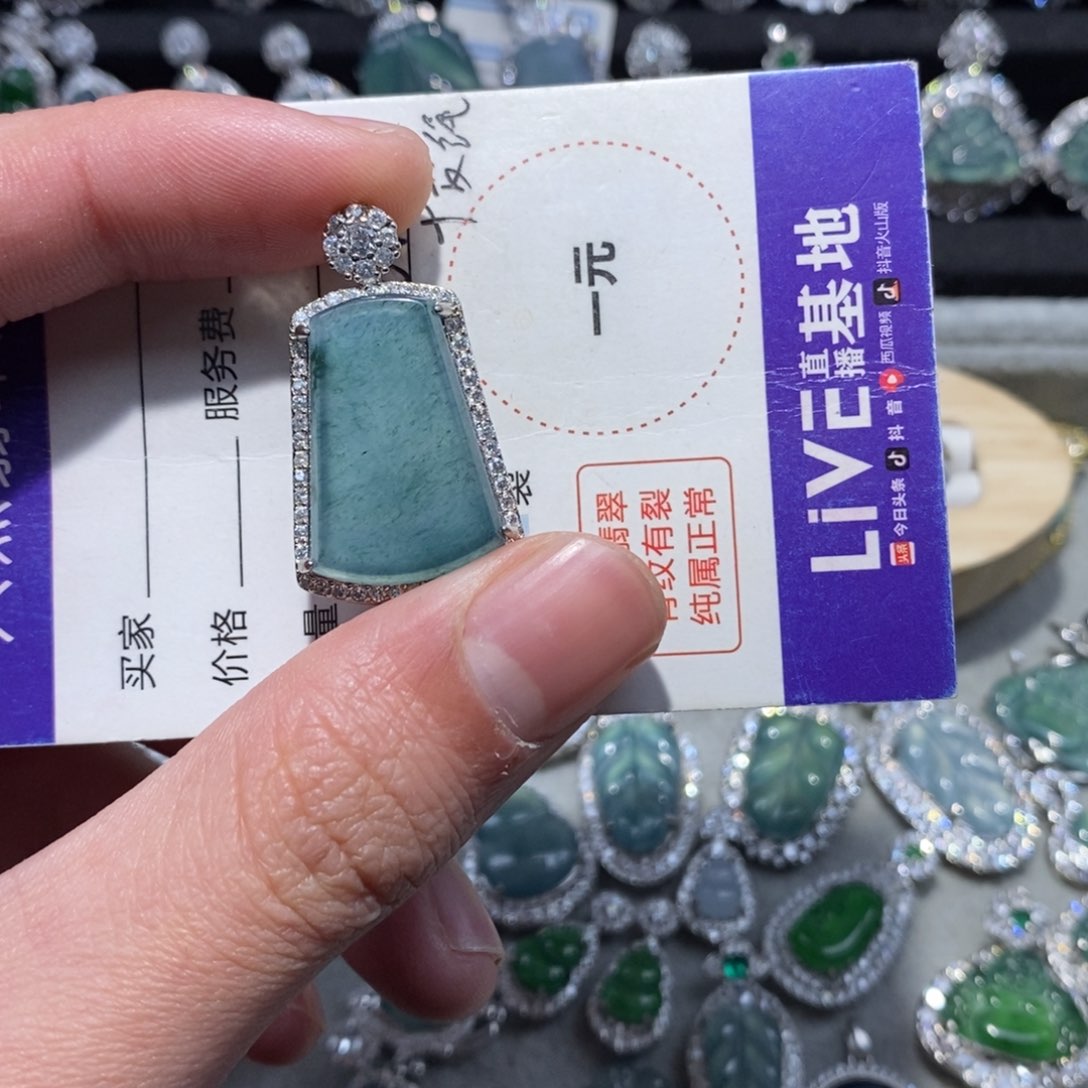 翡翠颈饰未镶嵌翡翠