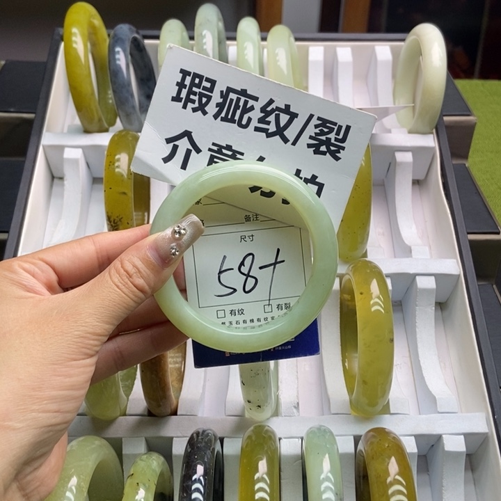 蛇纹石玉手镯未镶嵌301