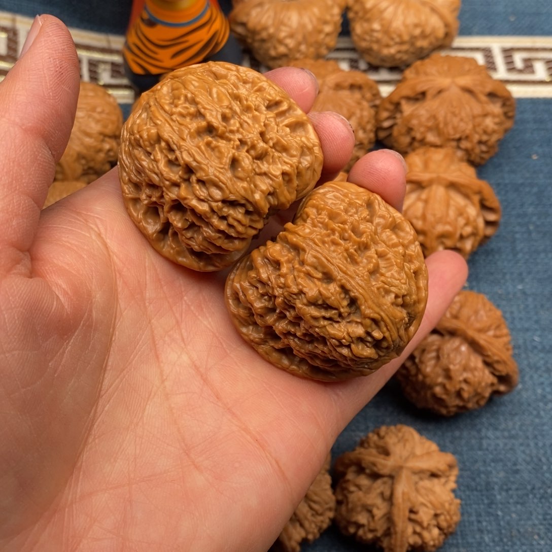 文玩核桃把件鸿****顾43球疆