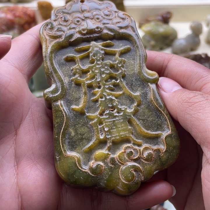 蛇纹石玉未镶嵌颈饰