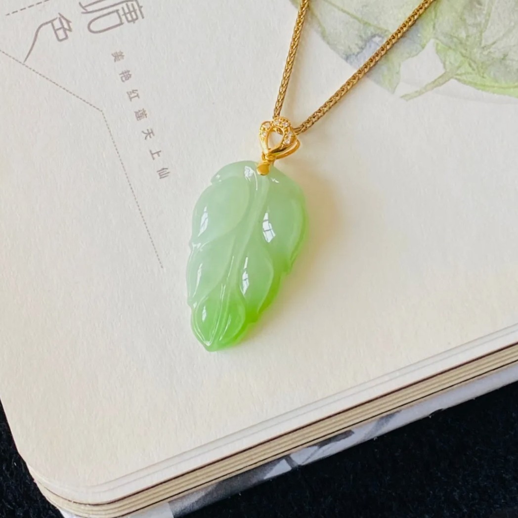 【颜选珠宝】白+绿苹果绿18K金镶和田玉碧玉树叶吊坠 裸石25＊15＊5