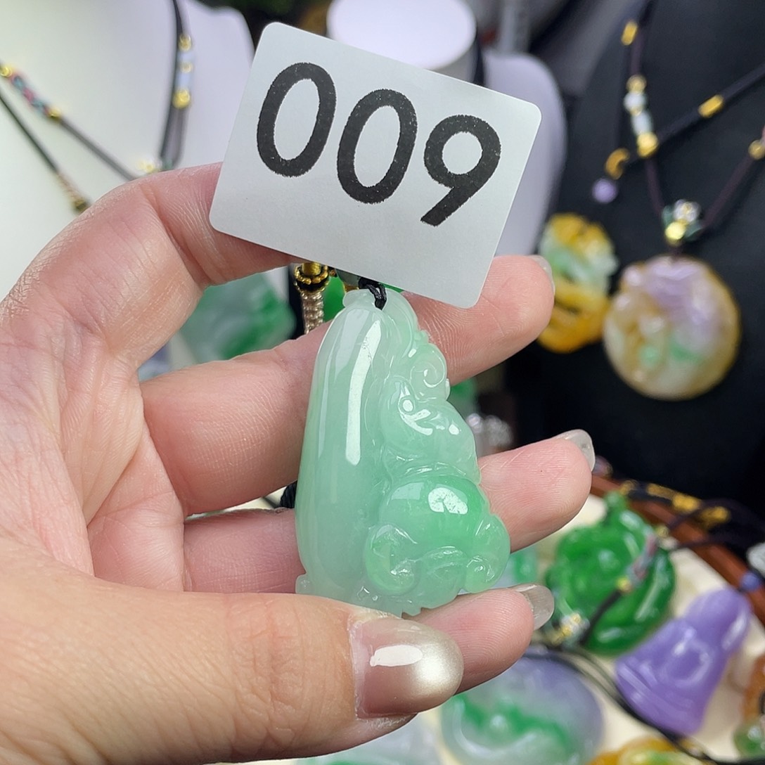 翡翠未镶嵌吊坠(赠链)