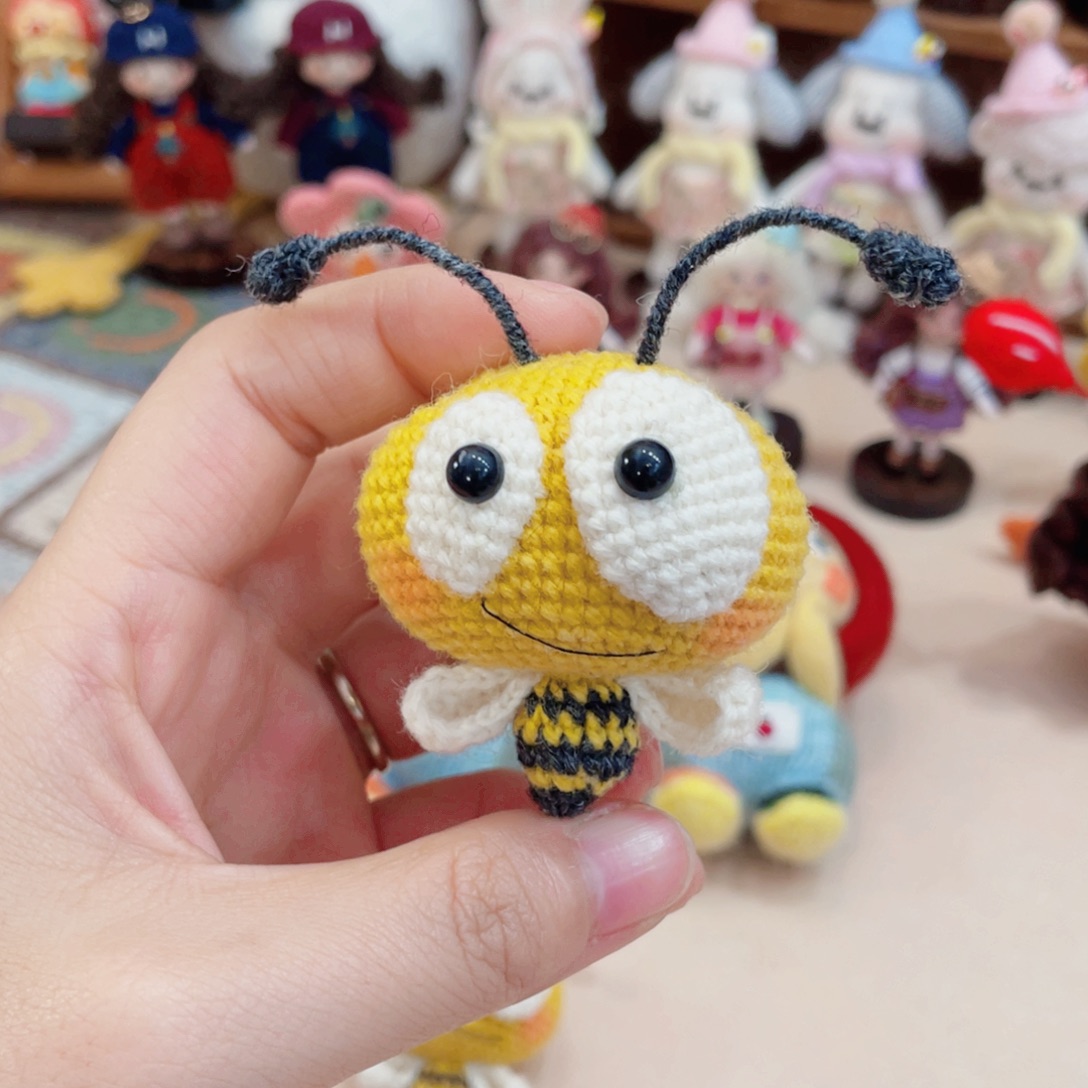 编织品黑色羊毛线蜜蜂胸针