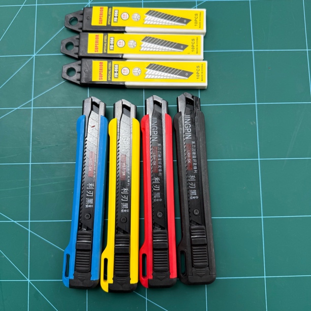 大号彩色美工刀工业工程装修用黑刃碳钢刀片耐用实用壁纸刀小刀