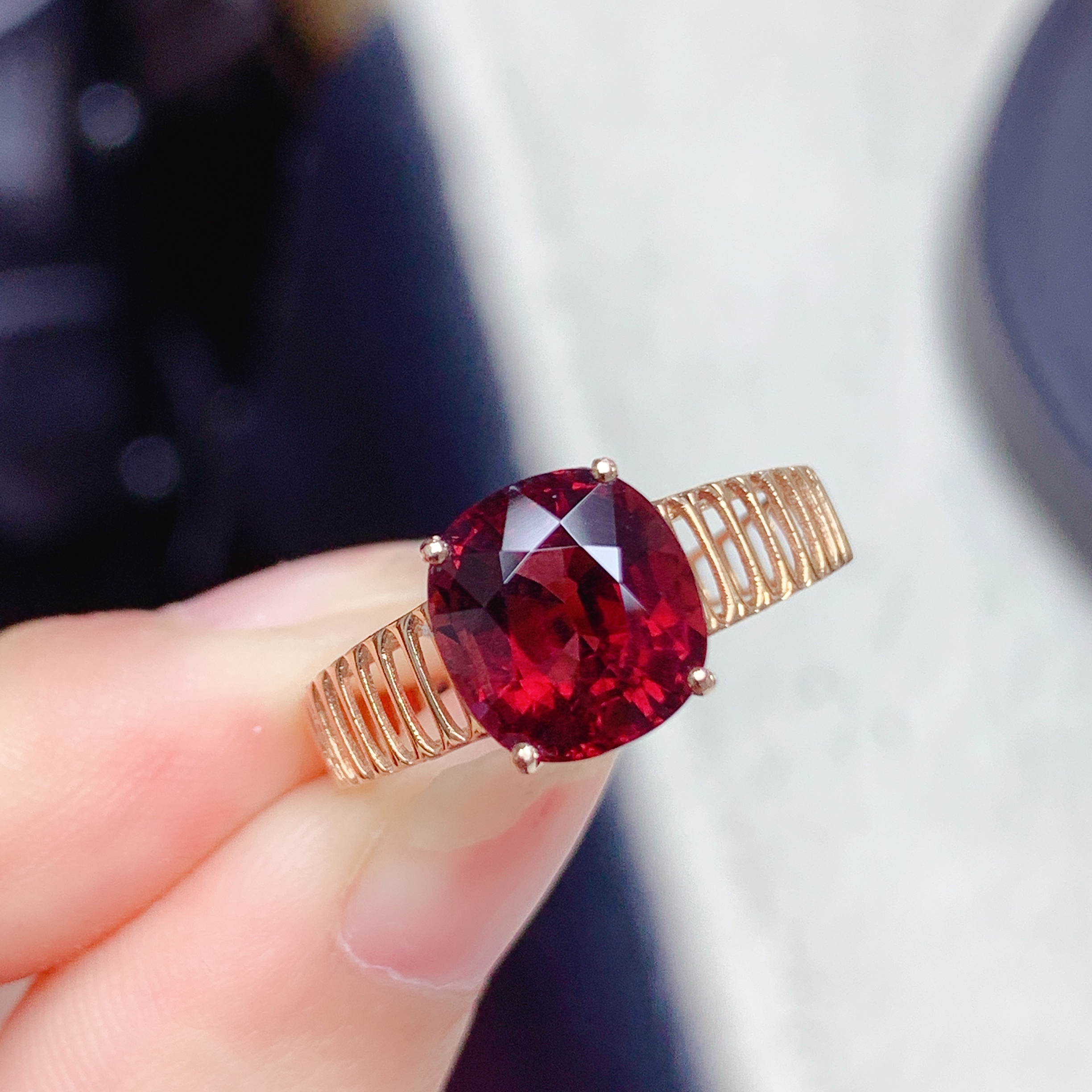 18K金碧玺戒指3.5ct 深红茶色碧玺 镂空戒壁简约大方 W8260011