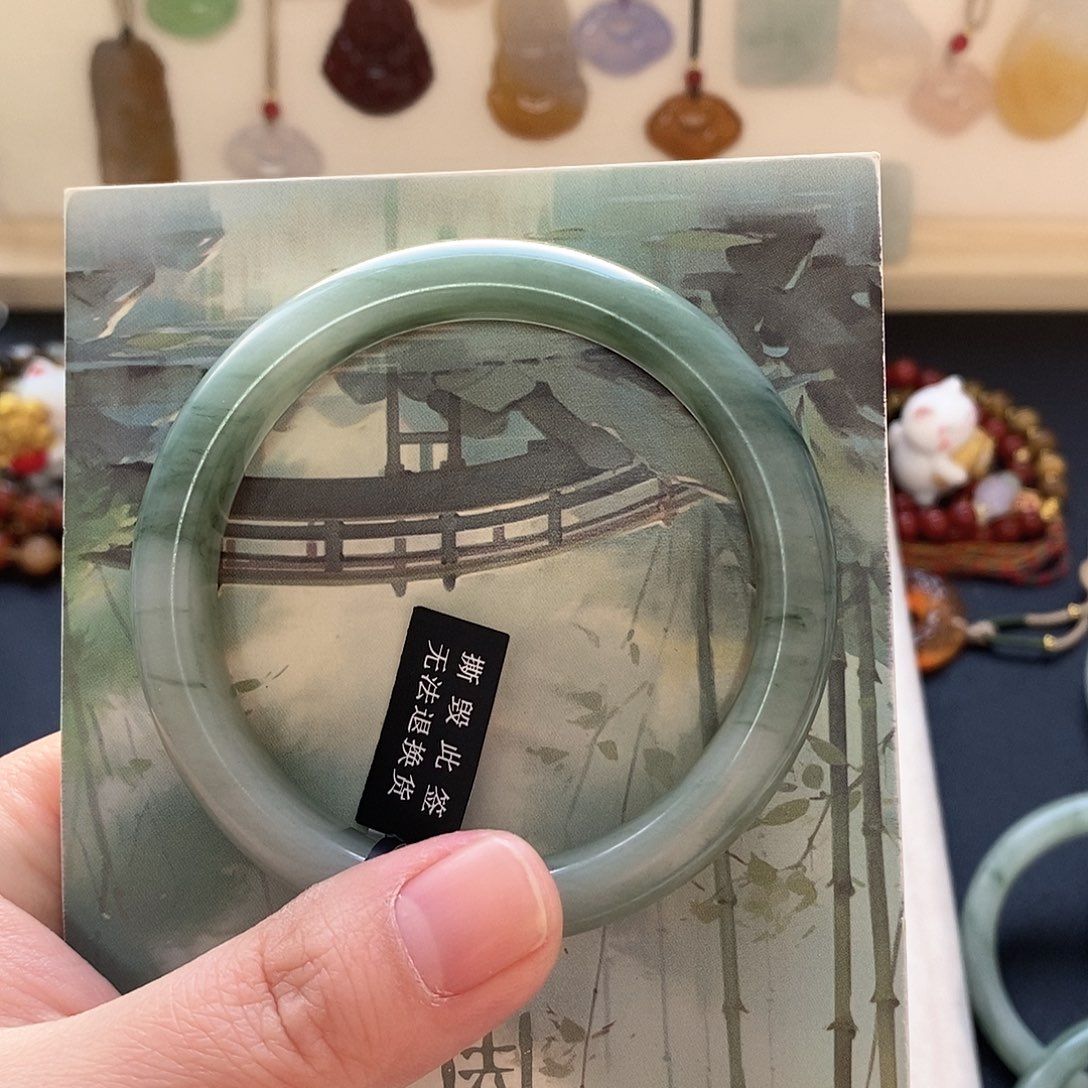 何***l石英质玉未镶嵌手镯