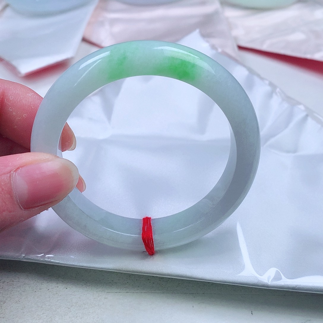 翡翠手镯未镶嵌。。