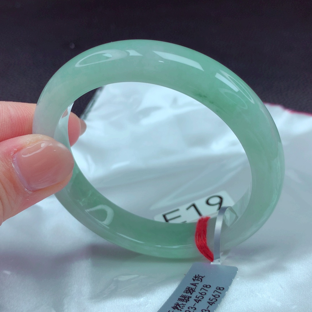 翡翠手镯未镶嵌手镯88