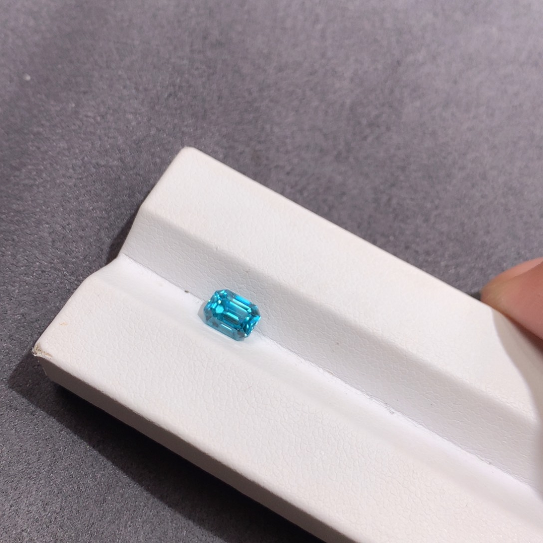 锆石裸石未镶嵌1.74克拉风信子