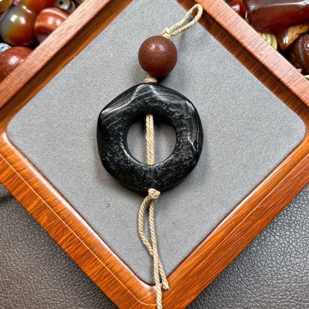 风化纹黑玛瑙圆环吊坠 卡53