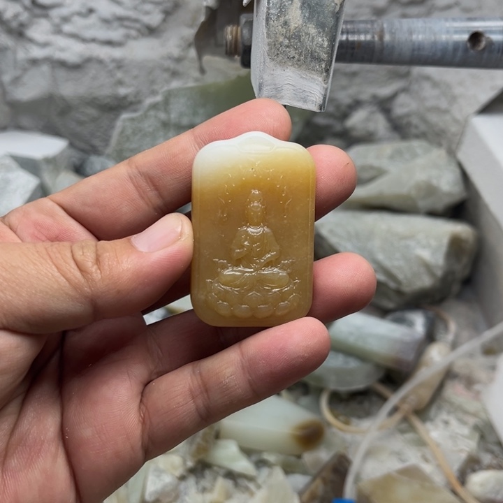 颈饰未镶嵌和田玉（糖玉）
