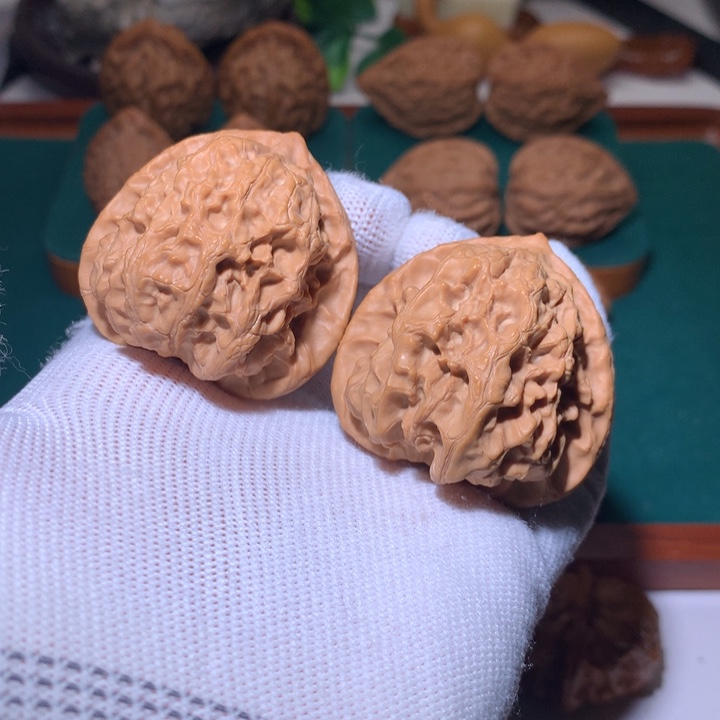 文玩核桃吊坠梨木台