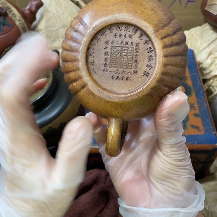 紫砂茶壶原矿泥料手工制作的一把紫砂壶。