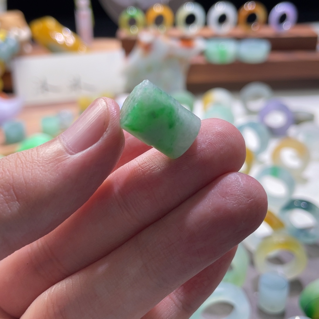 定制翡翠未镶嵌阳绿桶珠