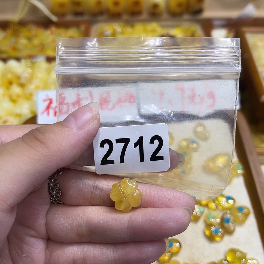 琥珀未镶嵌颈饰蜜蜡