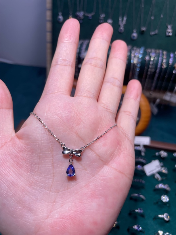 坦桑石项链，精致设计，适合各种场合佩戴