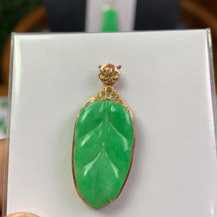 翡翠18K金镶嵌颈饰