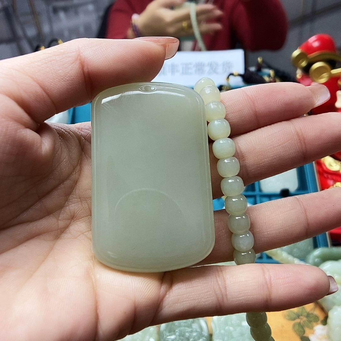 和田玉颈饰未镶嵌不****！