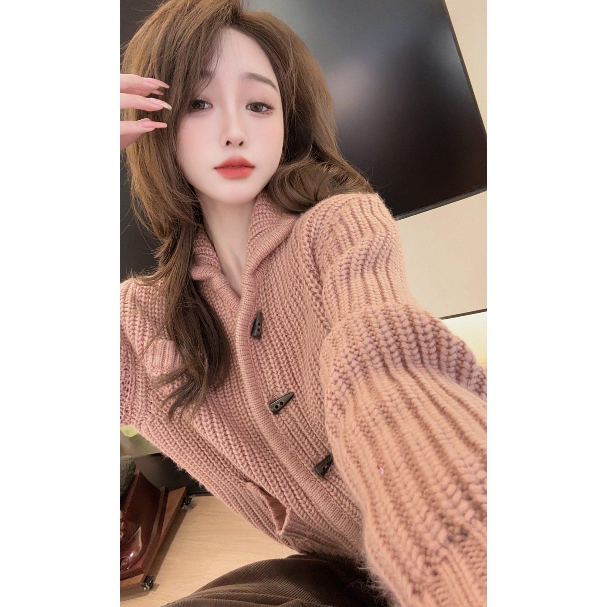 【陈陈私服】时尚设计感牛角扣毛衣洋气减龄长袖针织衫25110403