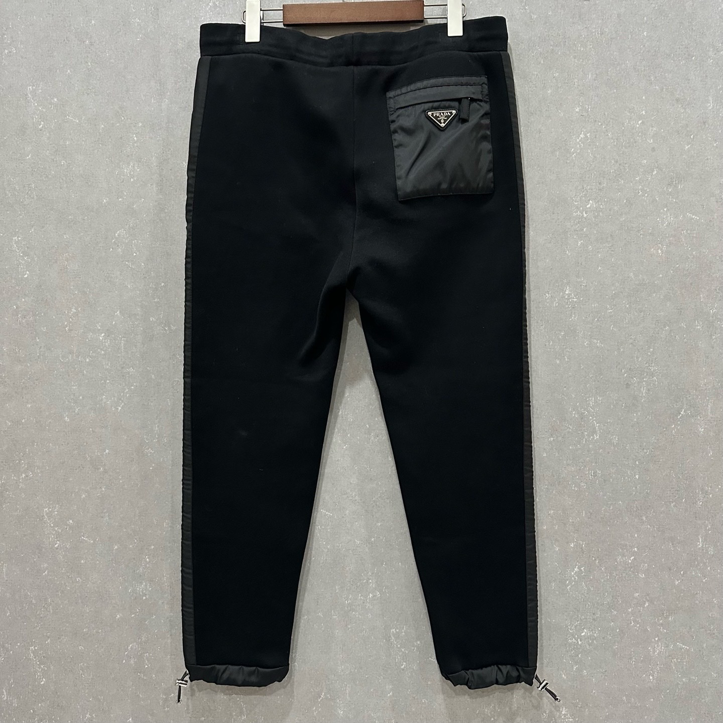 99新 Prada/普拉达 黑色三角钢标休闲卫裤 L码 005529