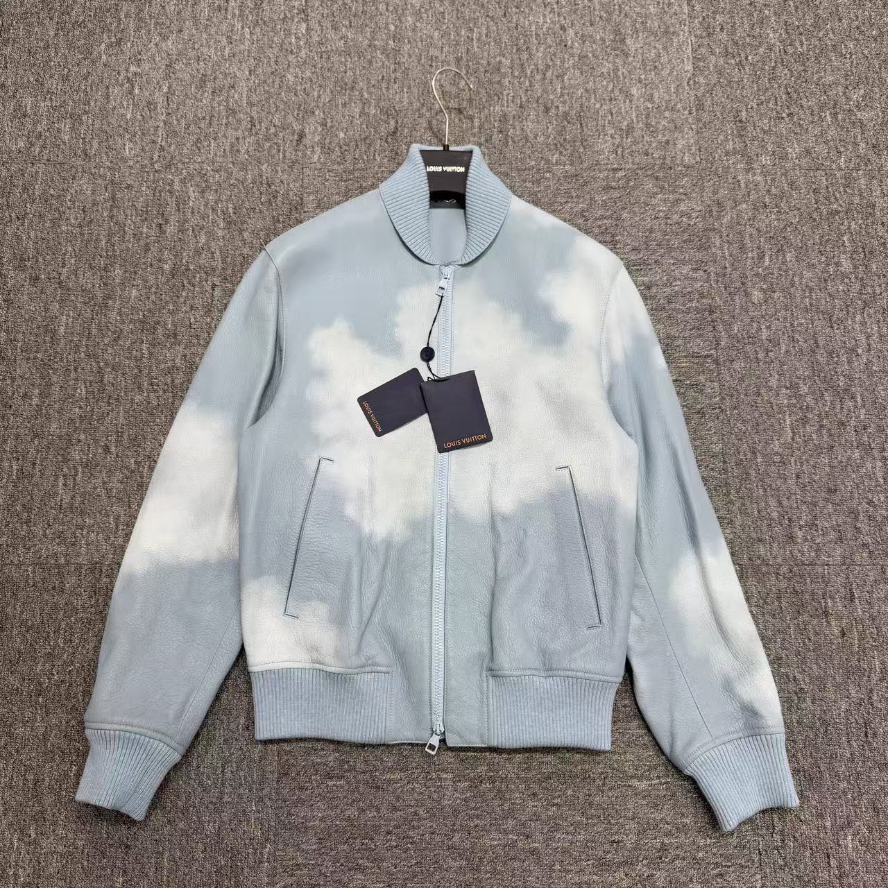 全新未使用 LouisVuitton/路易威登 蓝天白云牛皮夹克44码13243  