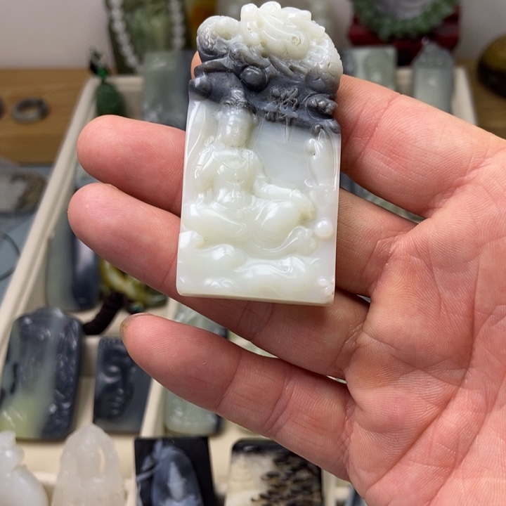 自***心颈饰未镶嵌透闪石质玉