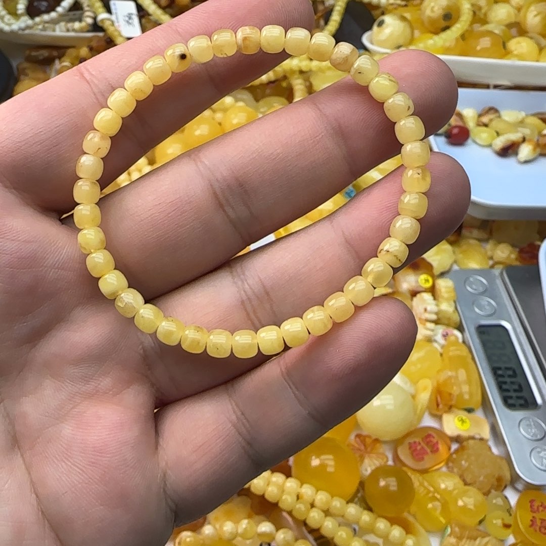 琥珀未镶嵌裸石5mm3克有瑕