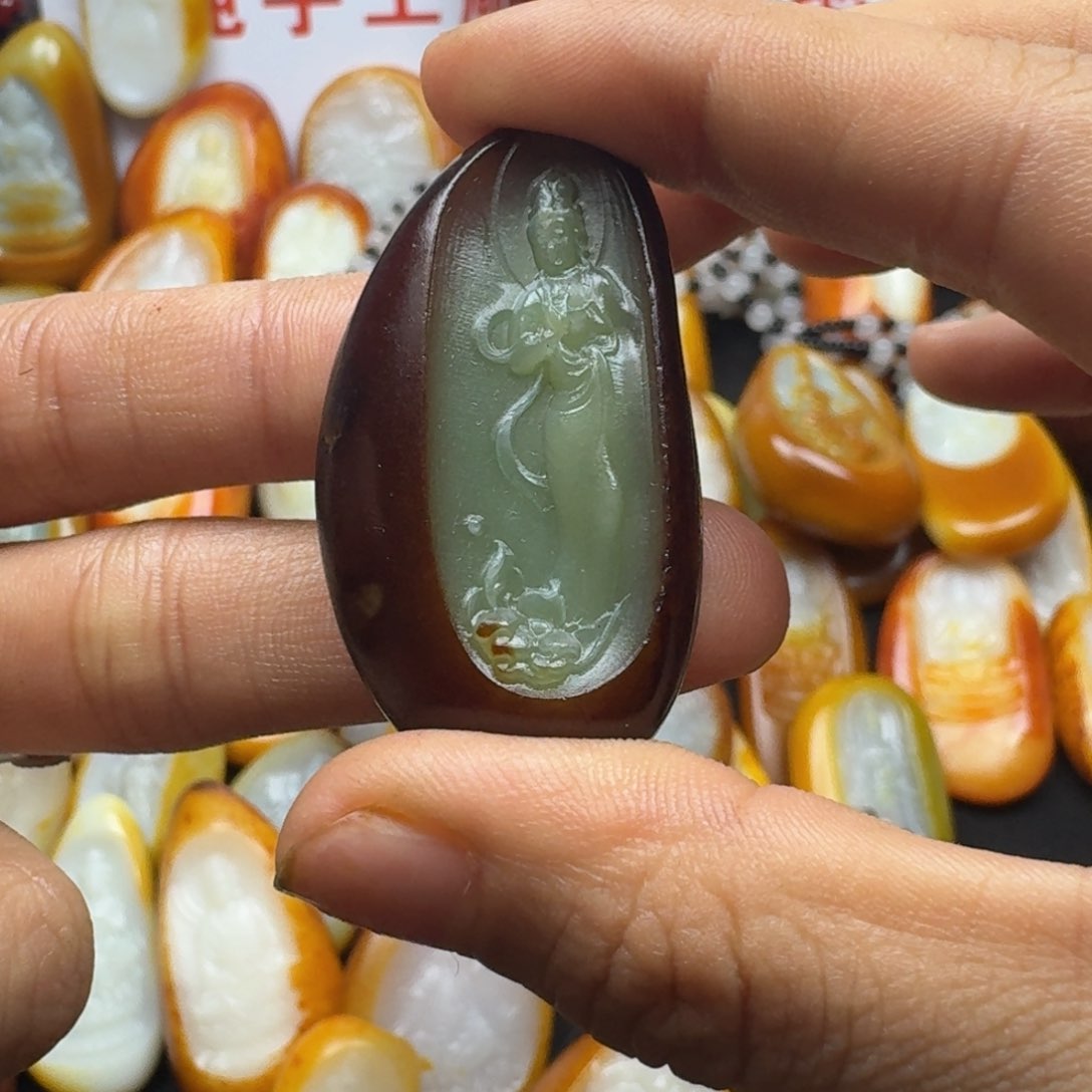 和田玉颈饰未镶嵌王****。
