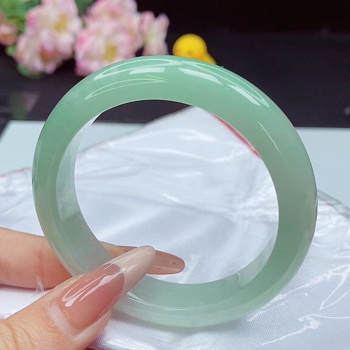 翡翠手镯未镶嵌53圈