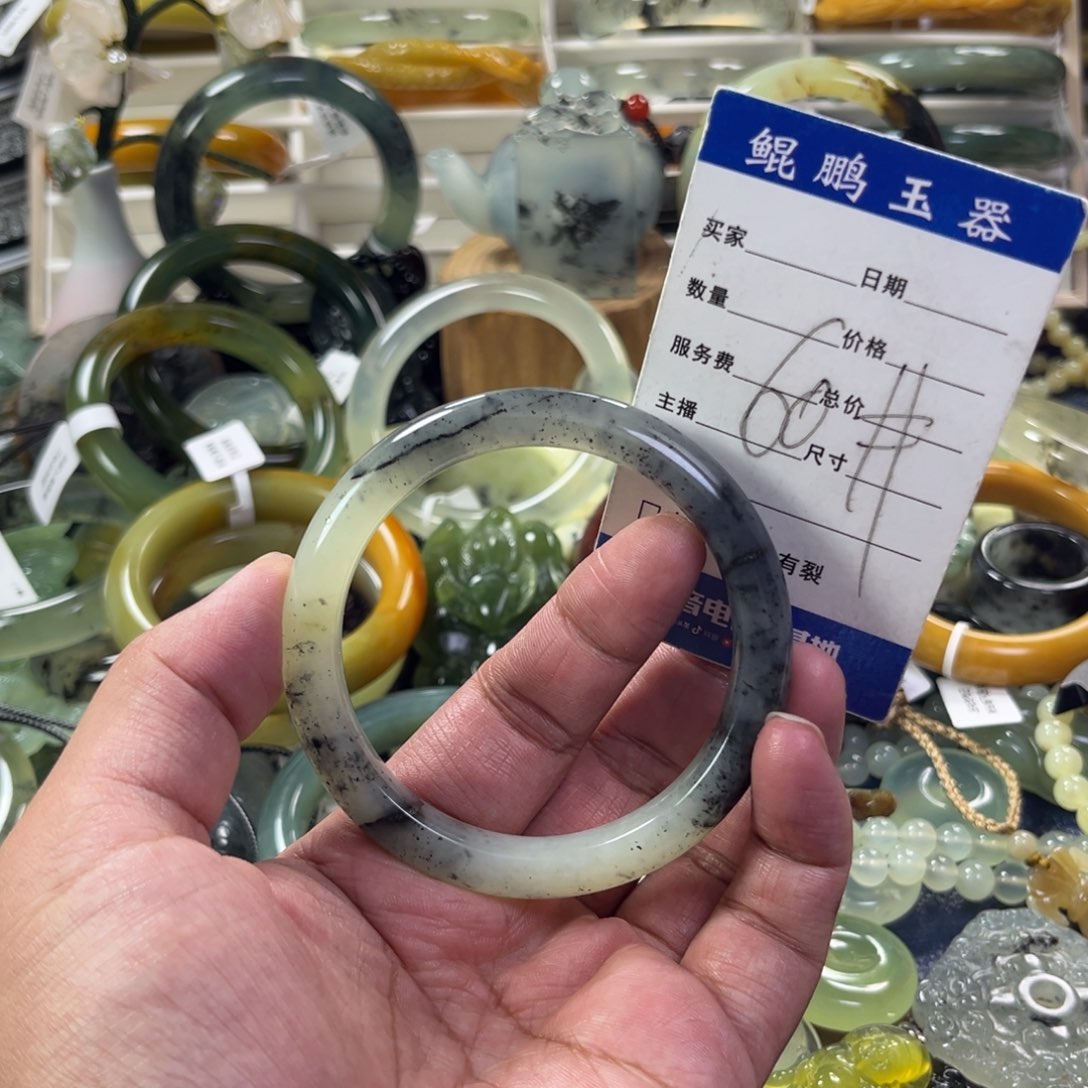 蛇纹石玉手镯未镶嵌