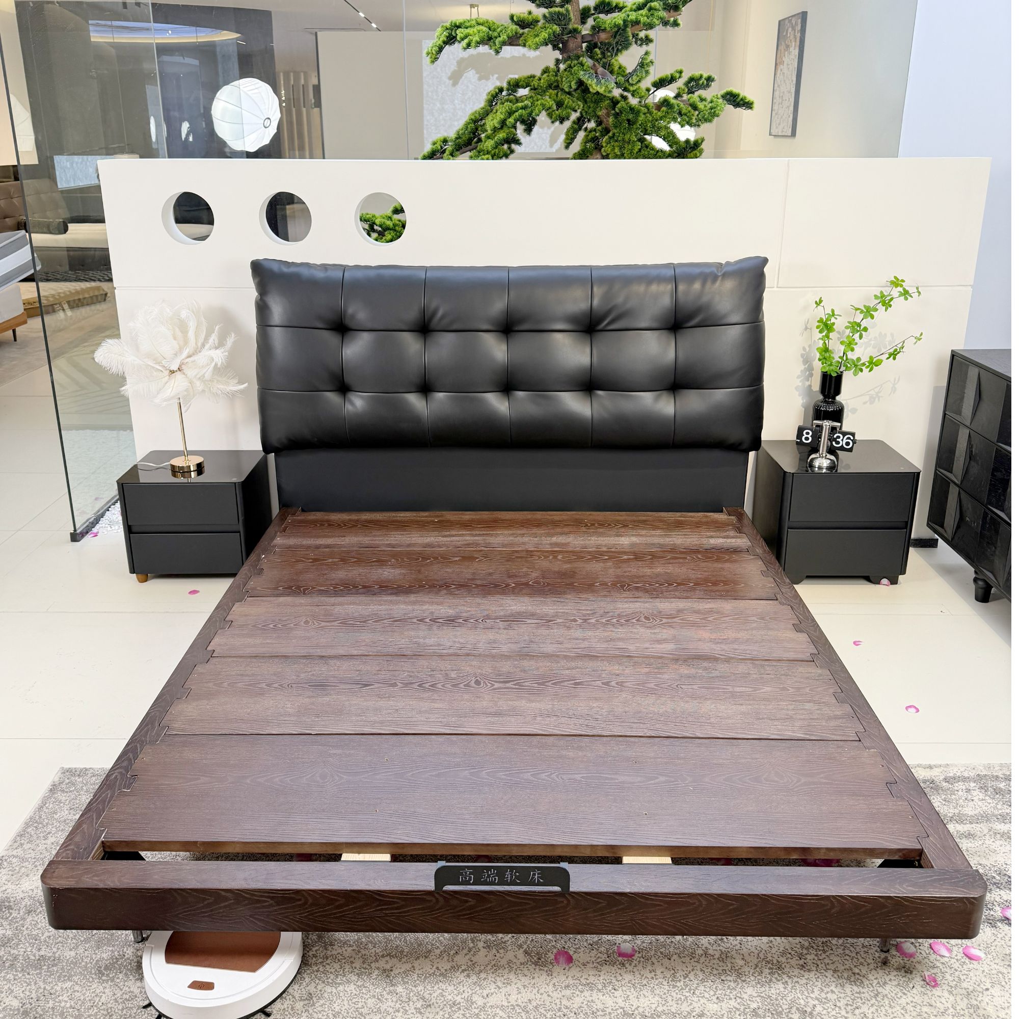 2025款大黑熊头层牛皮主卧床意式轻奢真皮1.8米家用双人床婚床