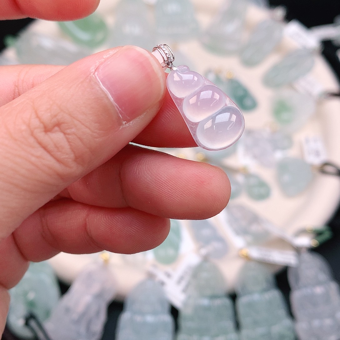 翡翠颈饰18K金镶嵌高冰小豆