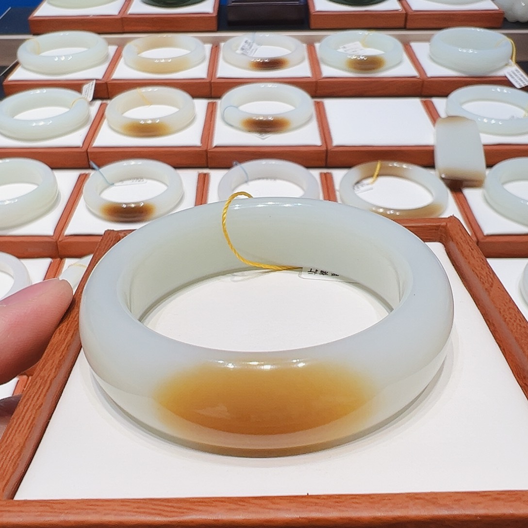 和田玉未镶嵌手镯且末一口蜜糖轮胎