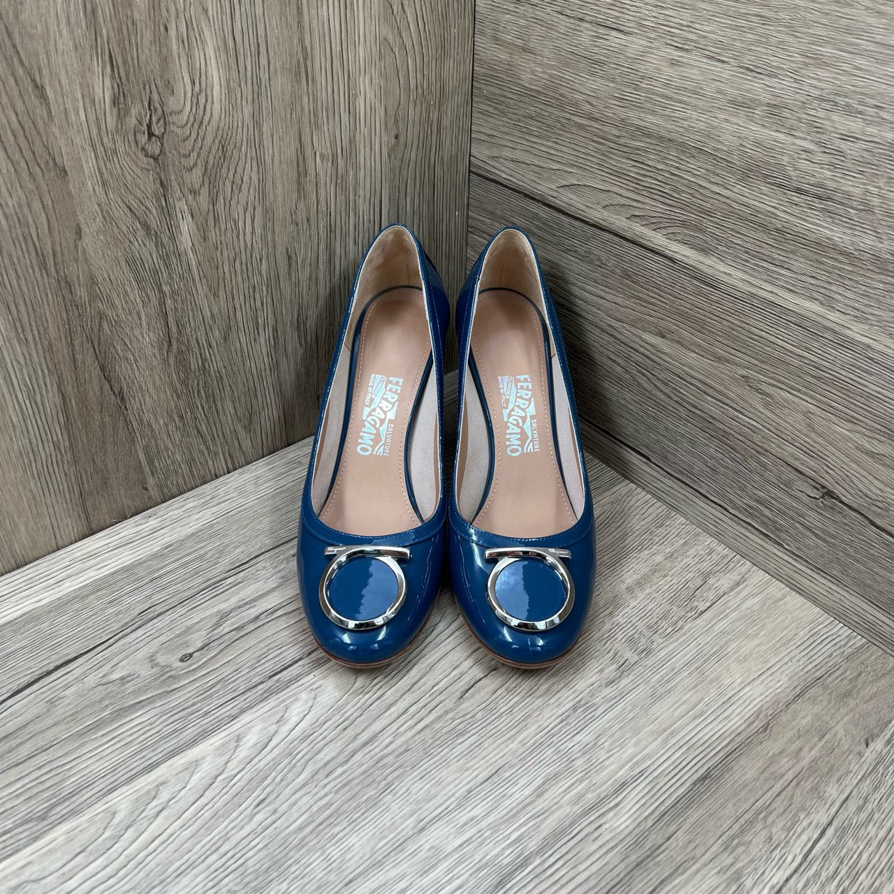 Ferragamo 菲拉格慕  蓝色漆皮金属logo高跟鞋 38码/95新/无配件