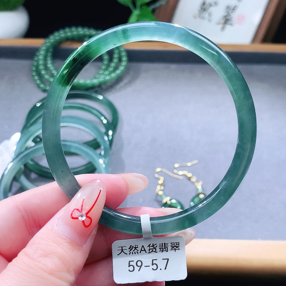 翡翠未镶嵌手镯（圆镯）