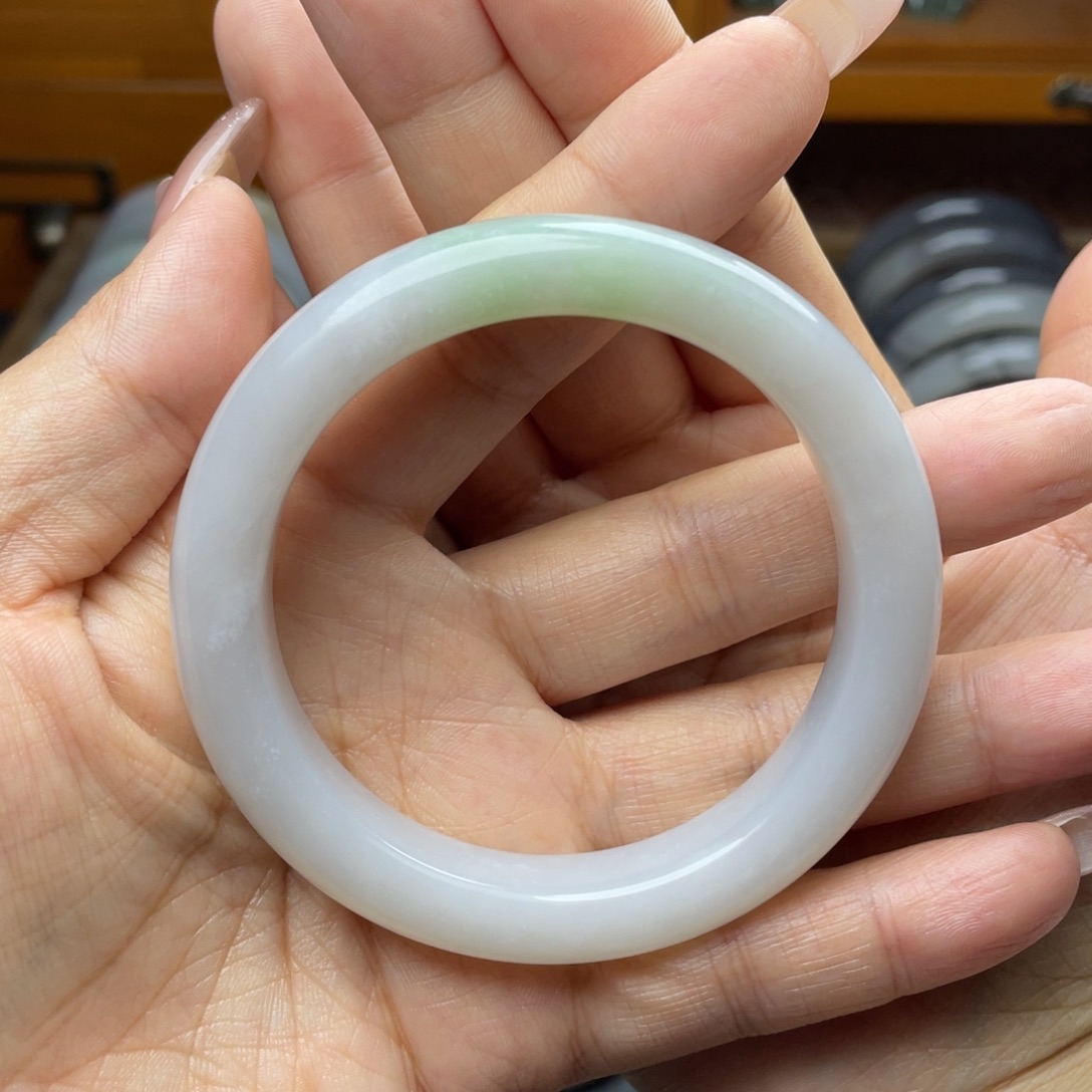 萍***子和田玉未镶嵌手镯有包容