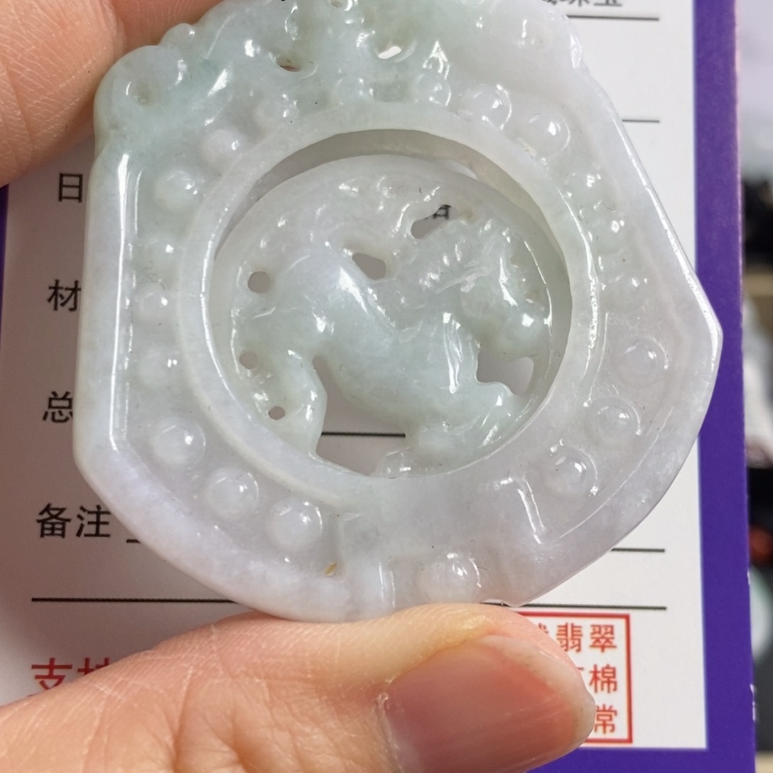 翡翠颈饰未镶嵌马牌