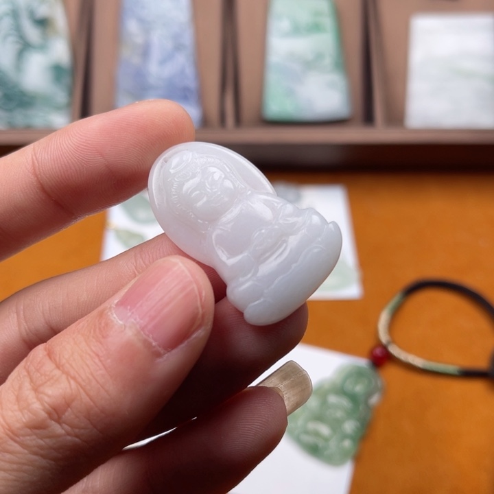 翡翠颈饰未镶嵌老****）观音