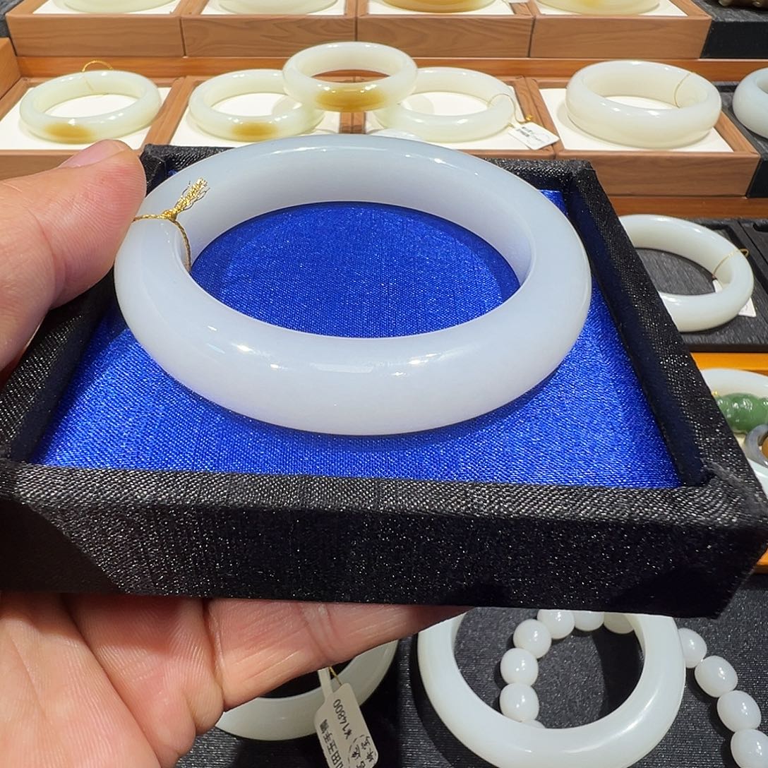 和田玉未镶嵌手镯