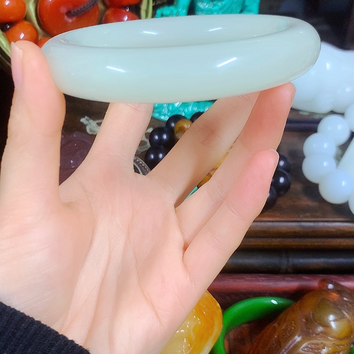 和田玉未镶嵌颈饰正能量的人都是很优秀很优秀