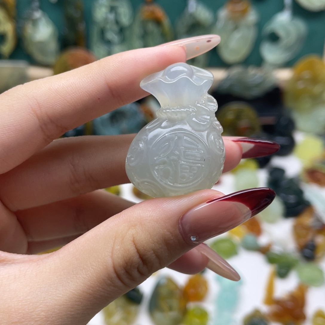 蛇纹石玉颈饰未镶嵌