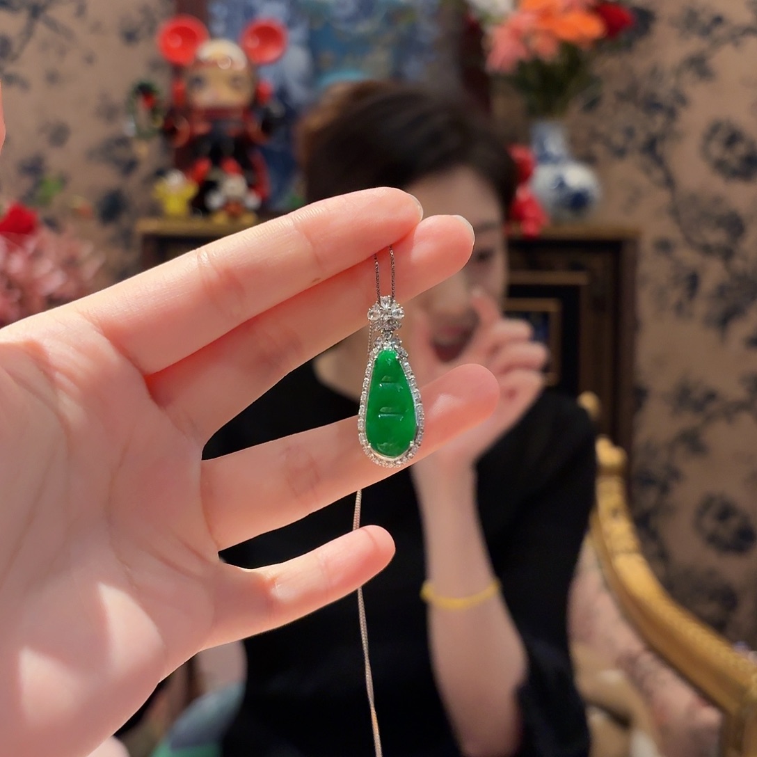 翡翠吊坠(赠链)18K金镶嵌