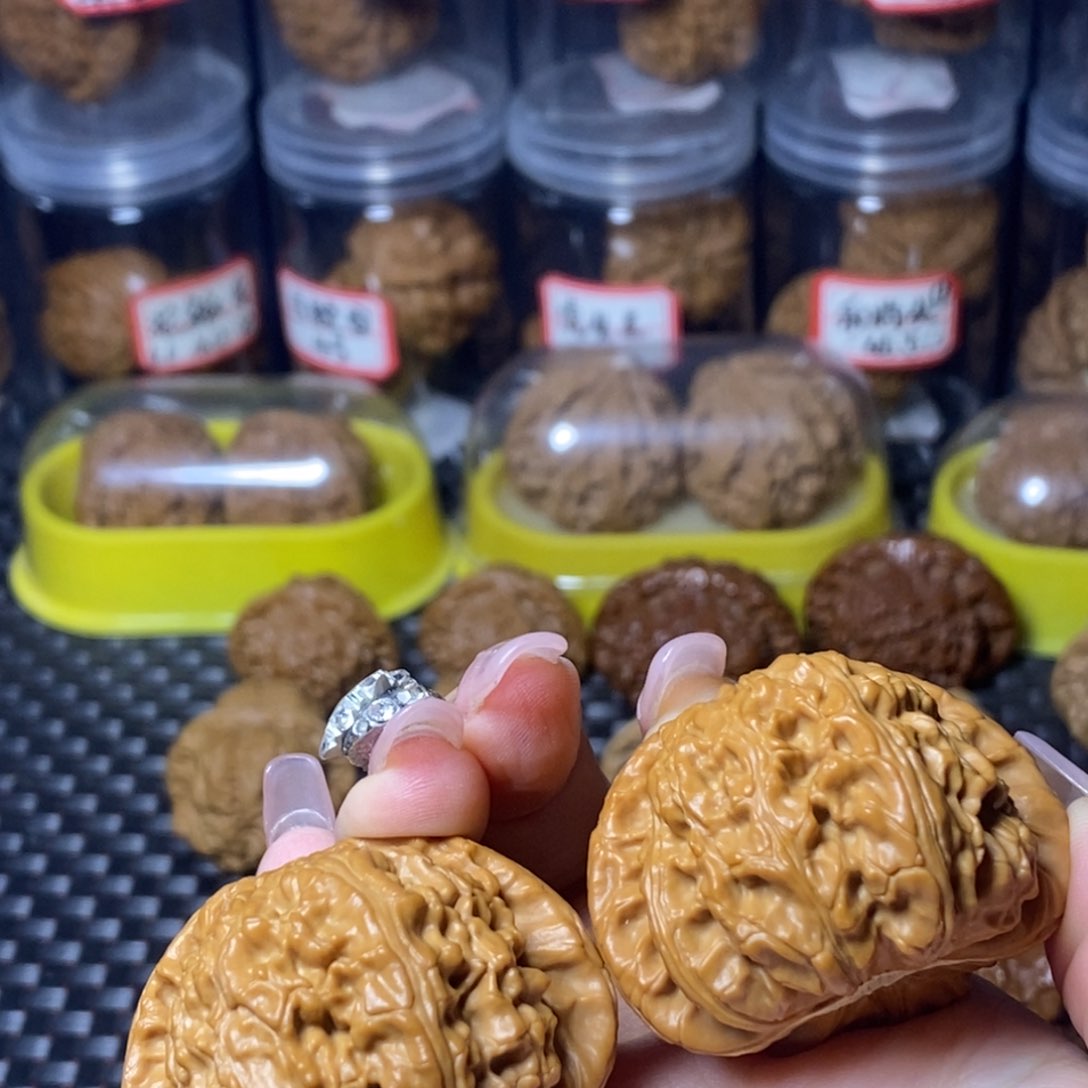 文玩核桃吊坠白狮子47